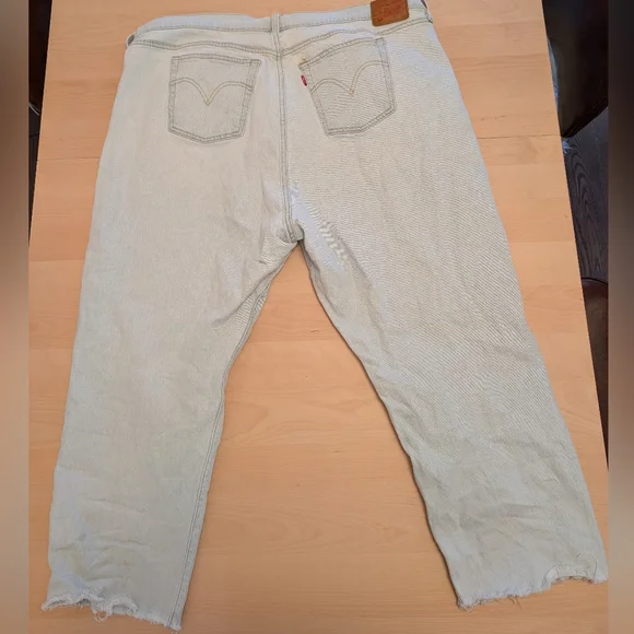 Distressed Levi's jean - Picture 4 of 9